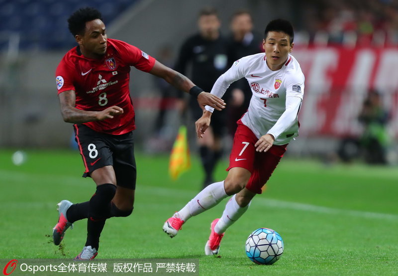 武磊與席爾瓦追趕皮球