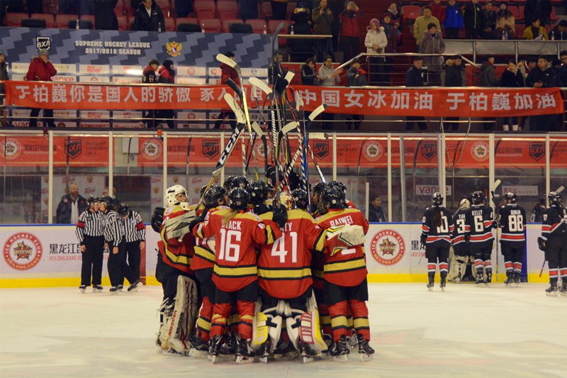 5、昆侖鴻星隊隊員們慶祝比賽勝利