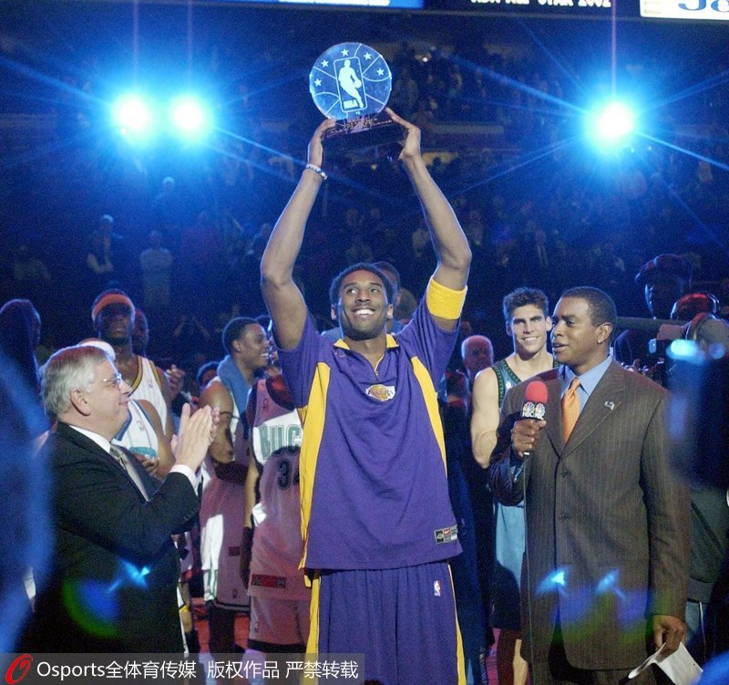 2002年 ，費城 。“8”號的科比捧起個人職業生涯第一座全明星MVP。