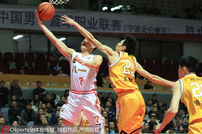 趙岩昊封蓋對手上籃