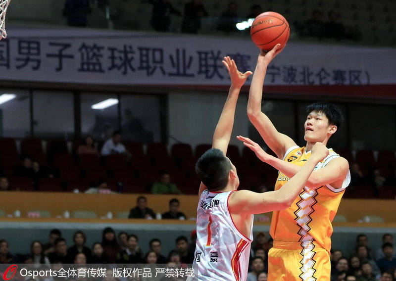 胡金秋籃下拋投