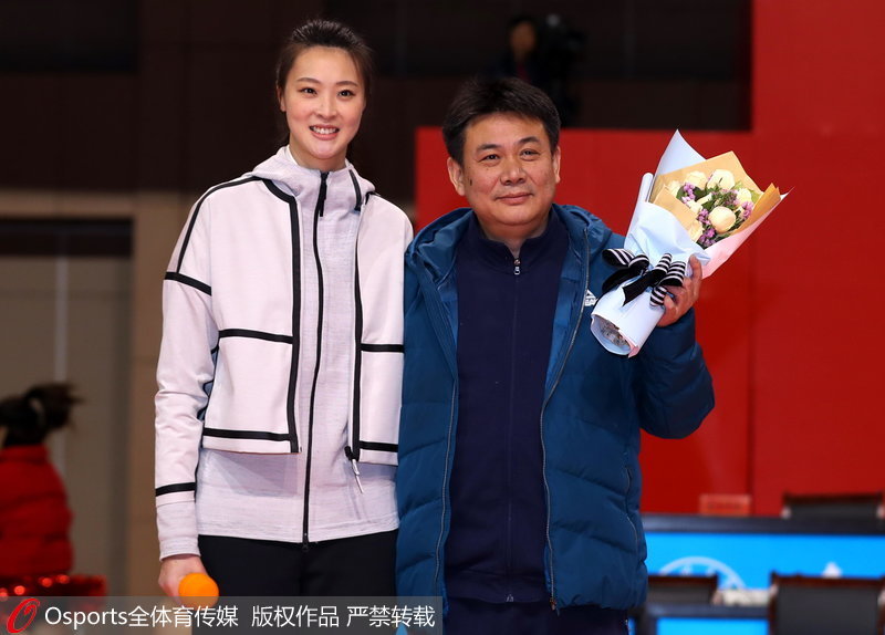 惠若琪與江蘇女排主教練蔡斌合影