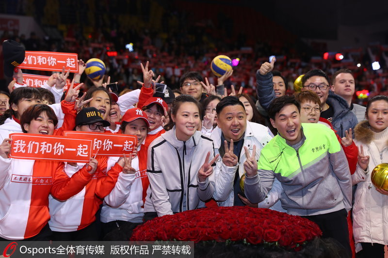 惠若琪與球迷合影