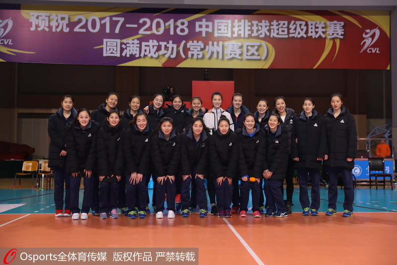 惠若琪與江蘇女排隊員合影