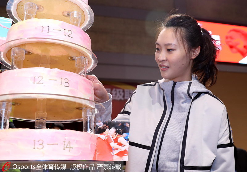 球迷為惠若琪送上蛋糕