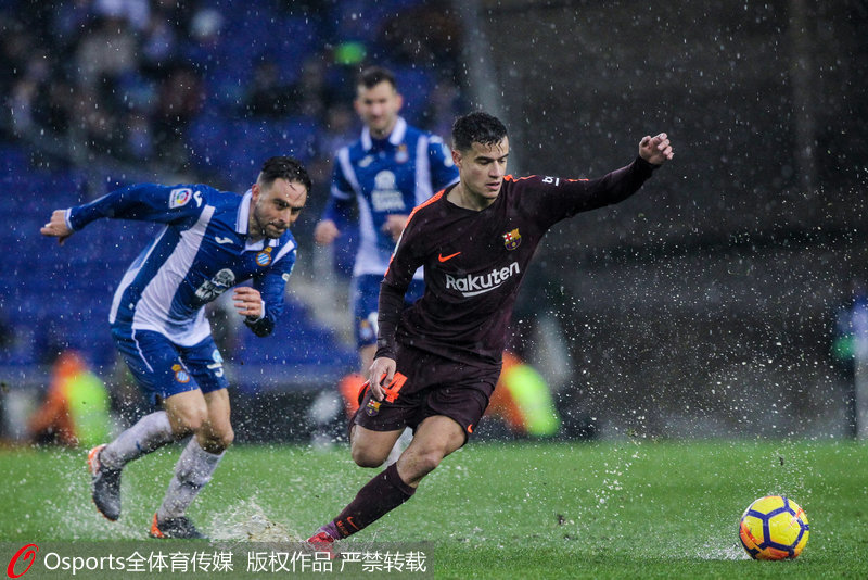 庫蒂尼奧在比賽中帶球