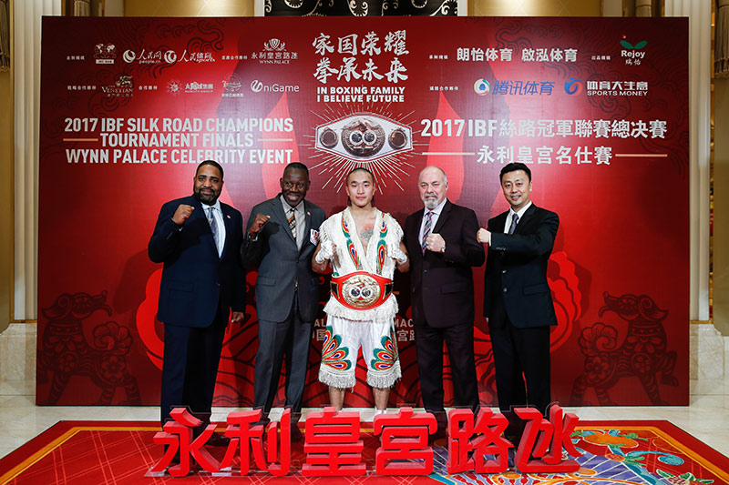  IBF全球主席達裡奧·皮普爾斯（左一）、IBF排名委員會主席阿尼巴爾·米拉蒙特斯（右二）、IBF冠軍委員會主席林德西·塔克（左二）和IBF B&R主席王銳航（右一）與高樹鑫合影