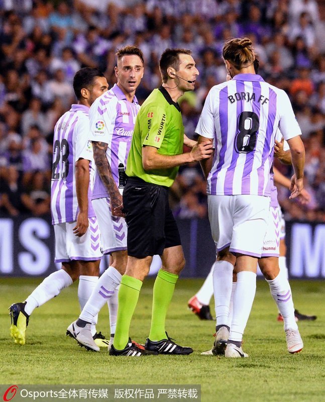 巴拉多利德球員與裁判交涉
