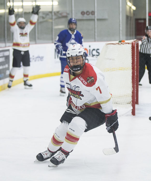 CWHL-中國本土華裔球員全面開花 揭幕戰萬科陽光5-1橫掃多倫多【4】