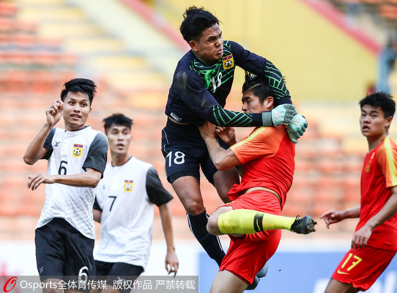 雙方球員門前混戰