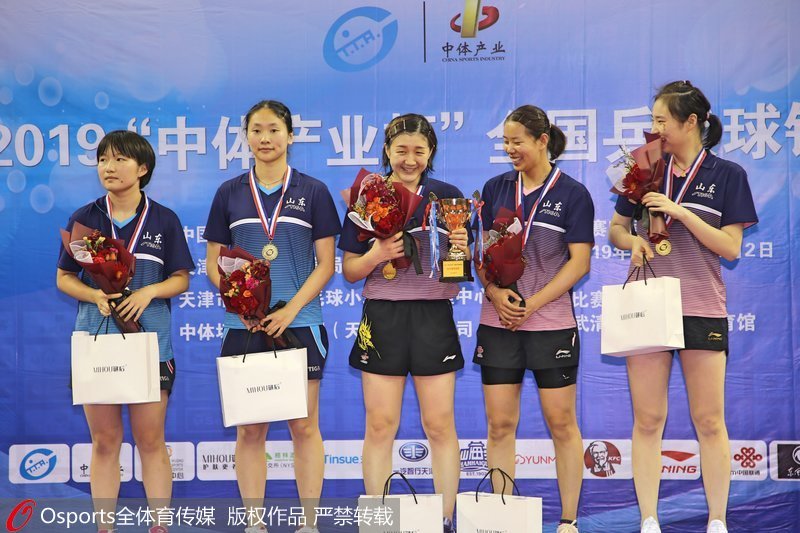 ɽ��Ů���콱