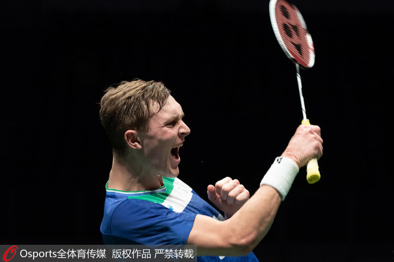 安塞龍揮拍慶祝