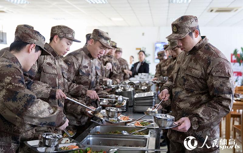 隊員集合打飯（人民網 趙欣悅攝）