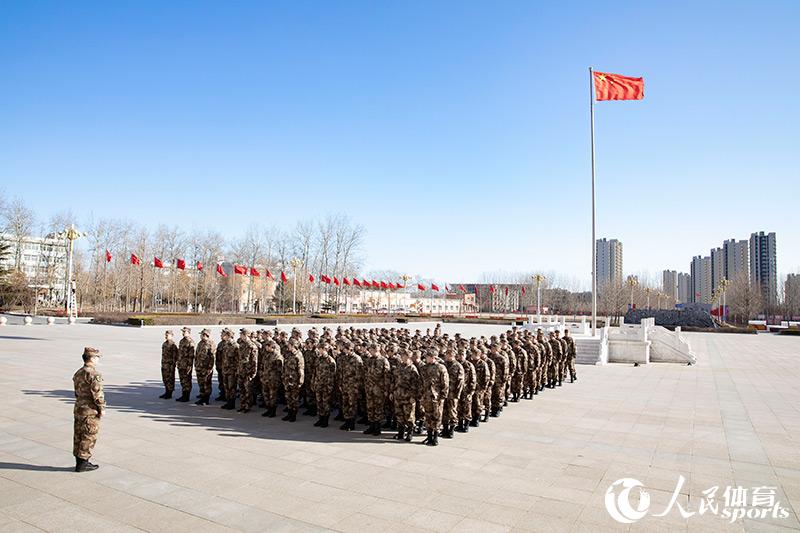 國乒在寒風中接受軍事訓練（人民網 張志強攝）