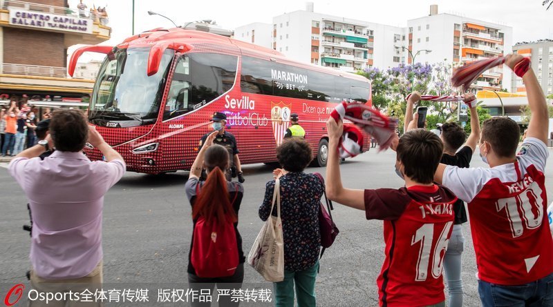 球迷在場外為球隊加油