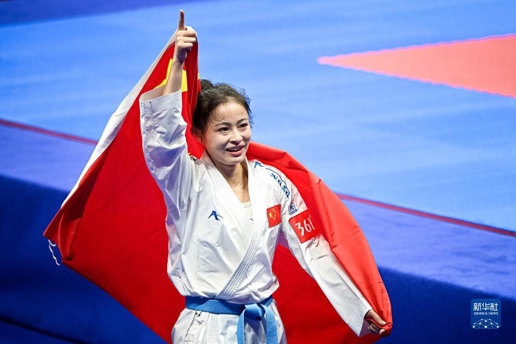 10月6日，在杭州亞運會空手道項目女子組手61公斤級決賽中，中國選手龔莉以9比0戰勝越南選手阮氏頑，獲得冠軍。龔莉在獲勝后慶祝。新華社記者 江漢 攝