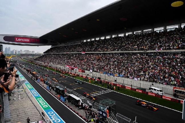 4月21日，參賽車手在比賽中發車。當日，F1中國大獎賽正賽在上海國際賽車場舉行。新華社記者 夏一方攝