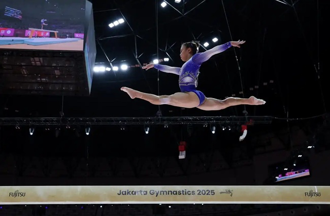 張清穎在女子個人全能決賽平衡木項目比賽中。新華社記者 白雪飛攝