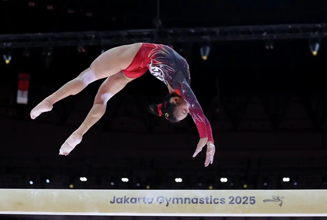 張清穎在女子平衡木決賽中。新華社記者 白雪飛攝
